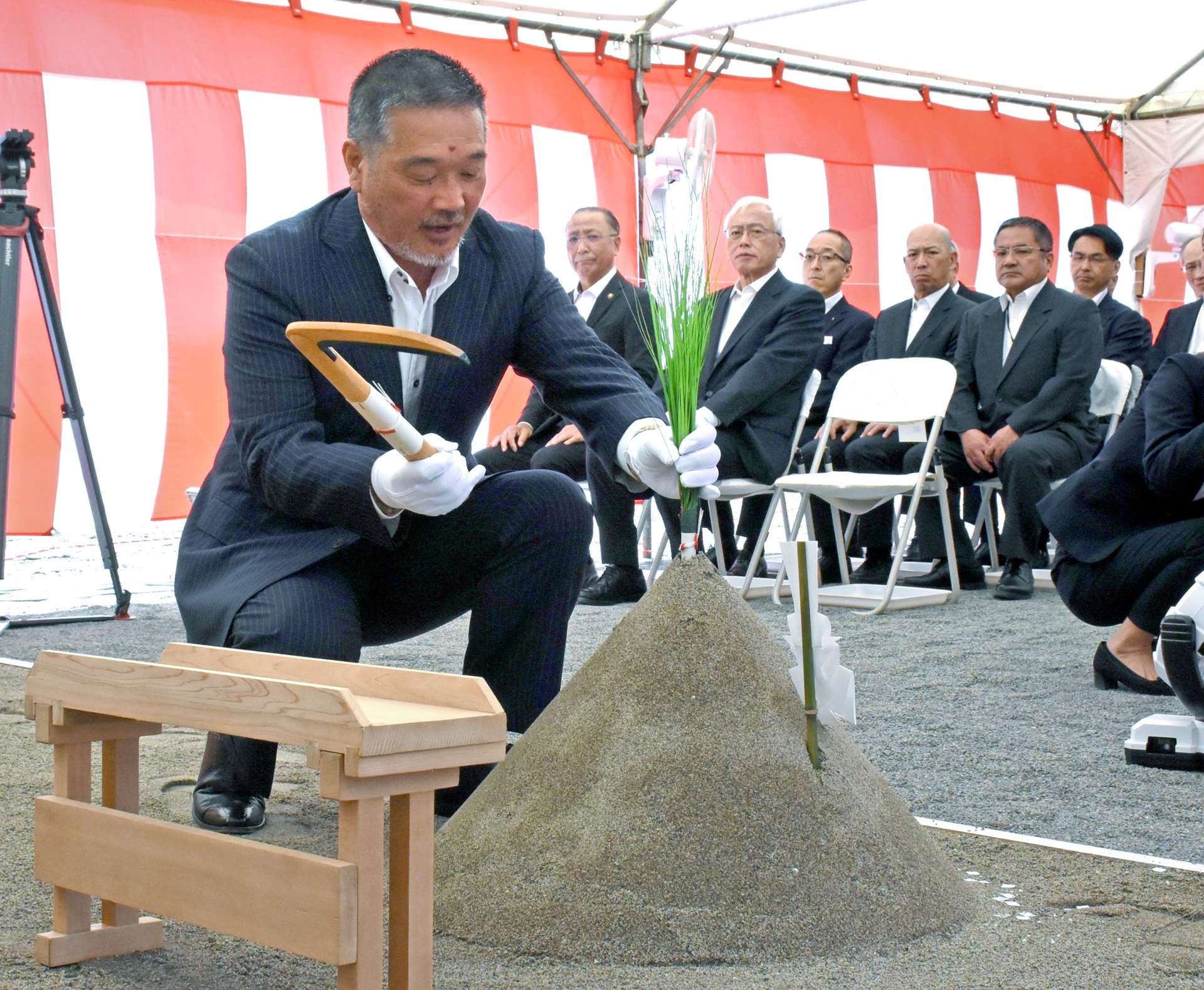 地鎮祭で工事の安全を願う畑中食品の畑中宗洋社長（手前）＝７日、出水市平和町