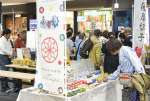 多くの観光客らでにぎわった物産展＝４月２８日、鹿児島市金生町のよかど鹿児島