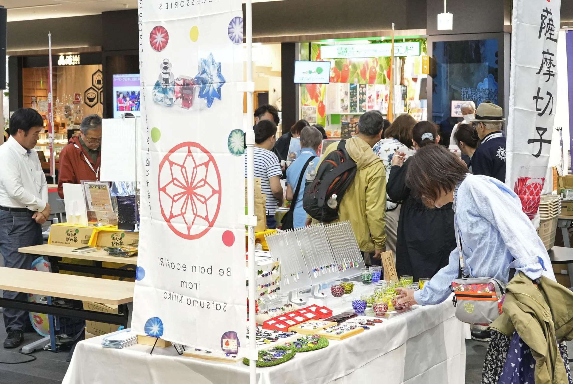 多くの観光客らでにぎわった物産展＝４月２８日、鹿児島市金生町のよかど鹿児島