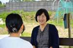 学びの杜学園に通う高校生と談笑する江口直美校長（右）＝日置市伊集院