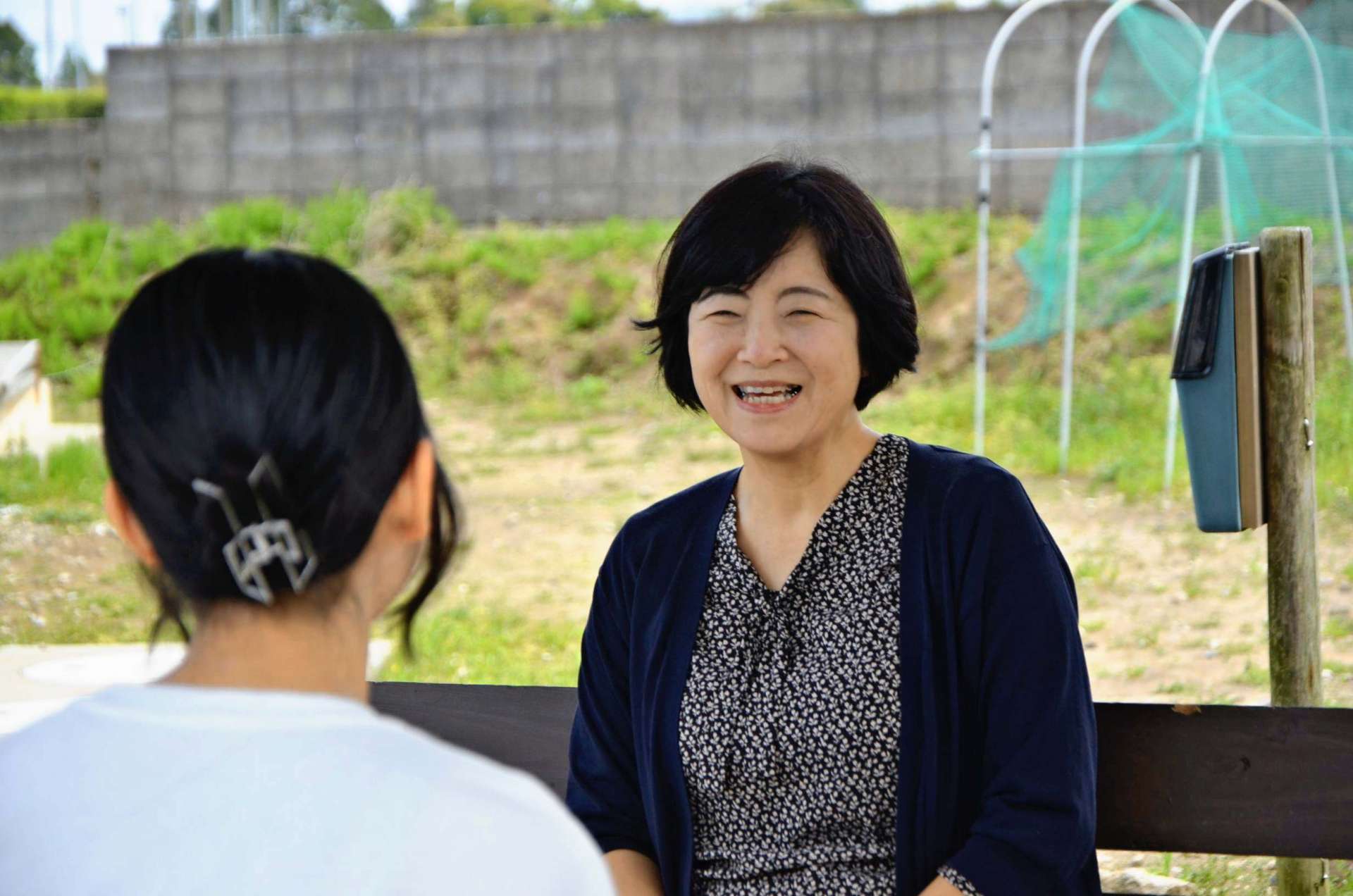 学びの杜学園に通う高校生と談笑する江口直美校長（右）＝日置市伊集院