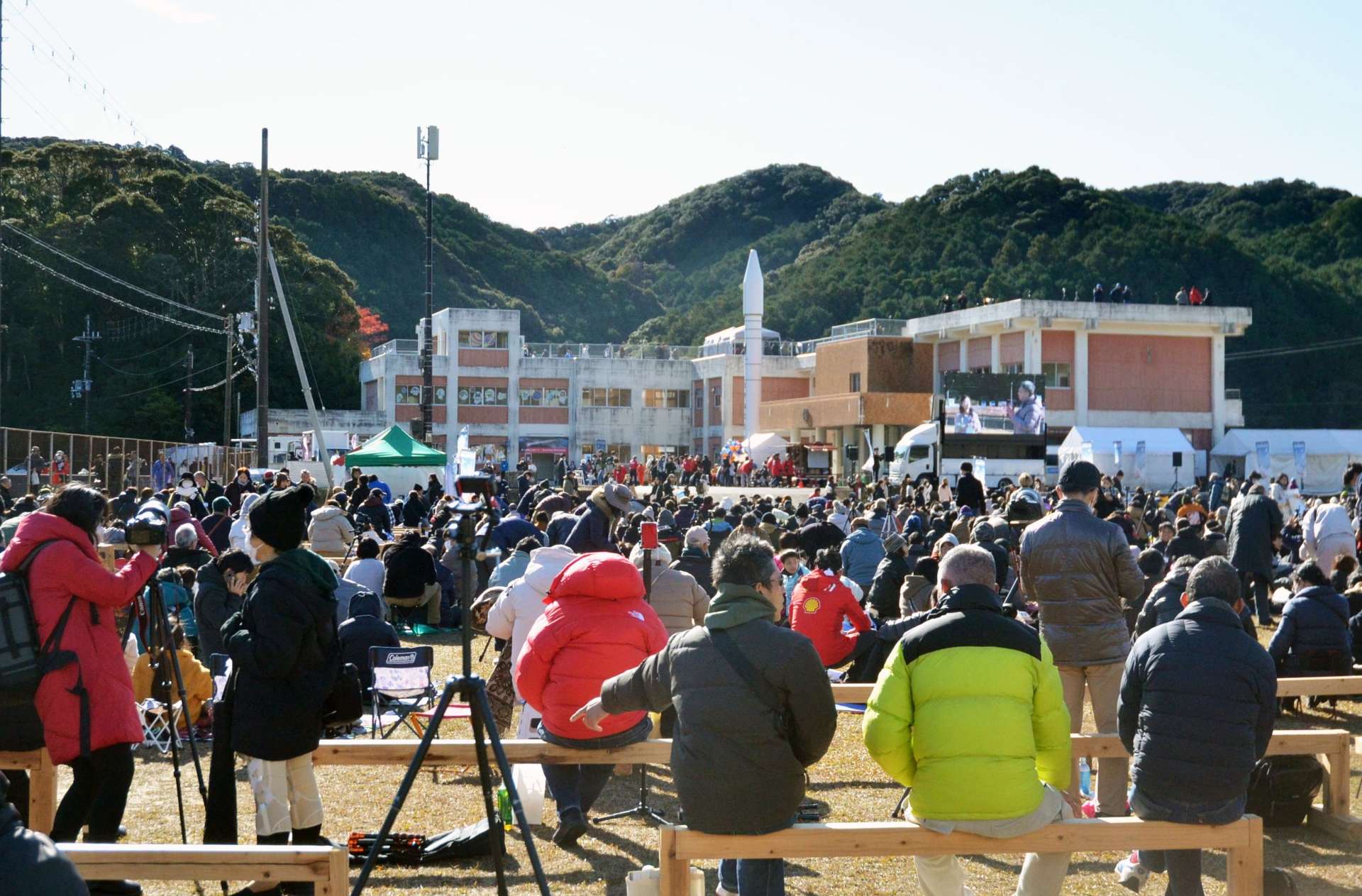 「カイロス２号機」の打ち上げを見に来た人でいっぱいになった見学場＝２０２４年１２月、和歌山県那智勝浦町
