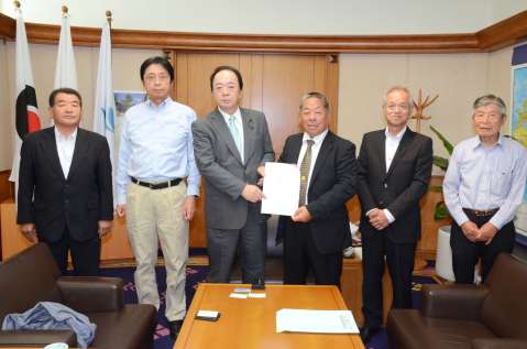 日高滋議長（中央左）に要望を伝えた協議会役員ら＝８日、県議会
