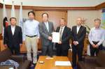 日高滋議長（中央左）に要望を伝えた協議会役員ら＝８日、県議会
