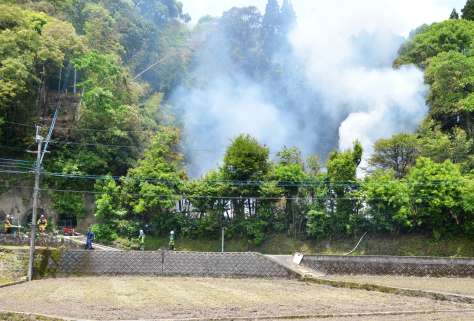 〈別カット〉白煙が立ち上る火災現場＝８日午後０時１０分ごろ、鹿児島市岡之原町