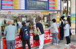 宝くじを買い求める客＝８日、鹿児島市中町の天文館チャンスセンター