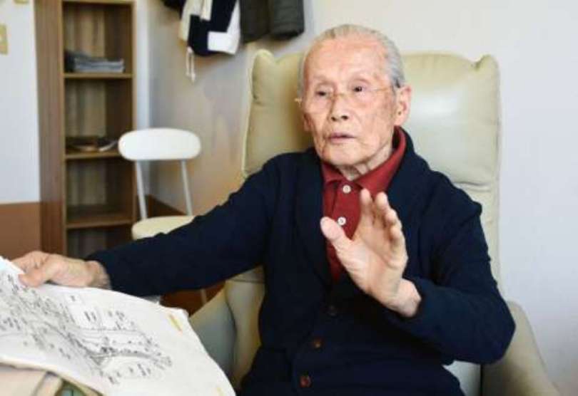 満州、ソ連での戦争体験を語る原田明男さん＝霧島市