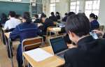 デジタル端末を活用し行われた全国学力・学習状況調査＝１７日、鹿児島市の長田中学校