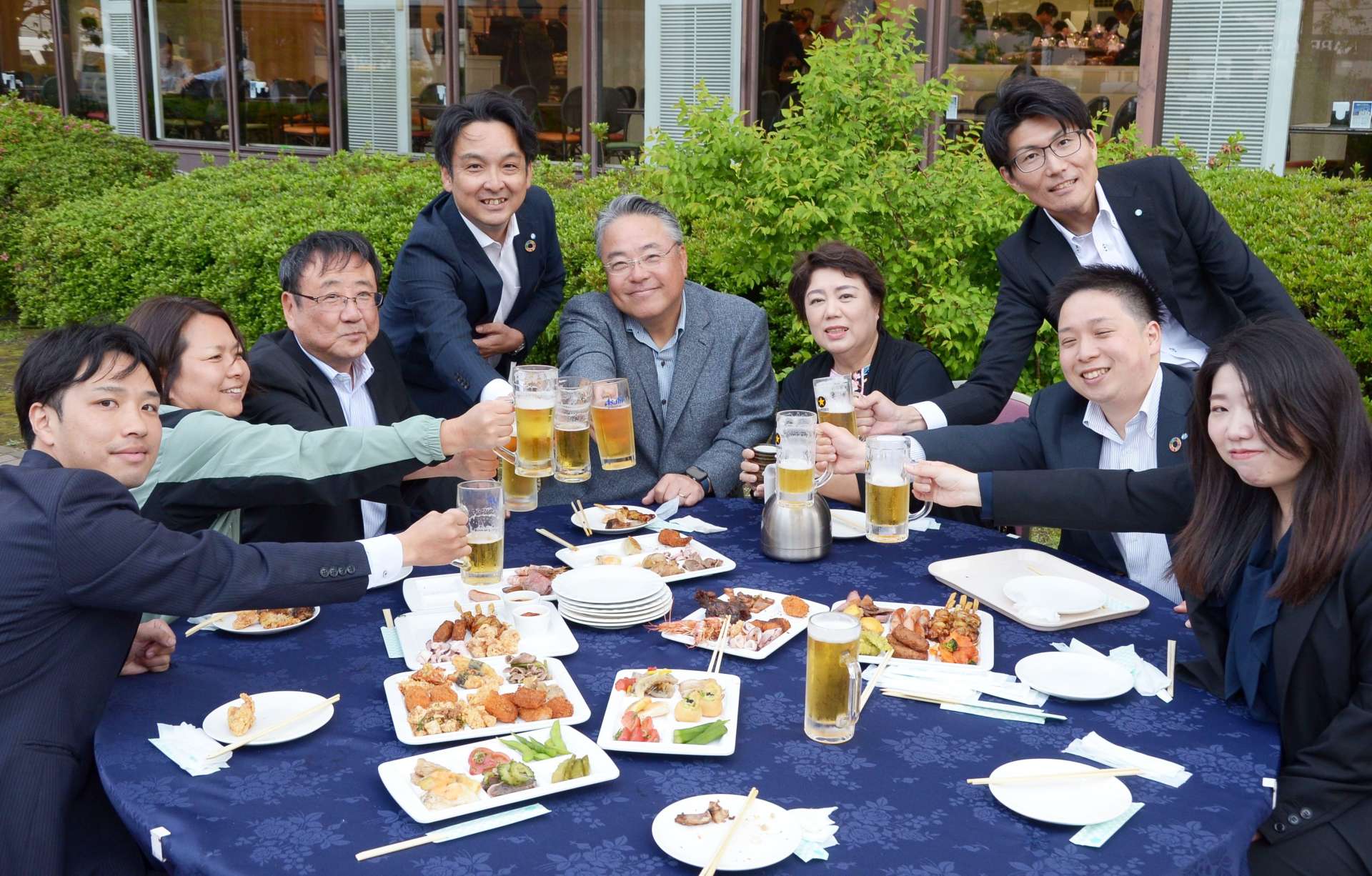 キックオフパーティーを楽しむ参加者ら＝８日、鹿児島市の鹿児島サンロイヤルホテル