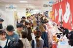 買い物客でにぎわう「初夏の北海道物産展」の会場＝６日午後４時ごろ、鹿児島市の山形屋