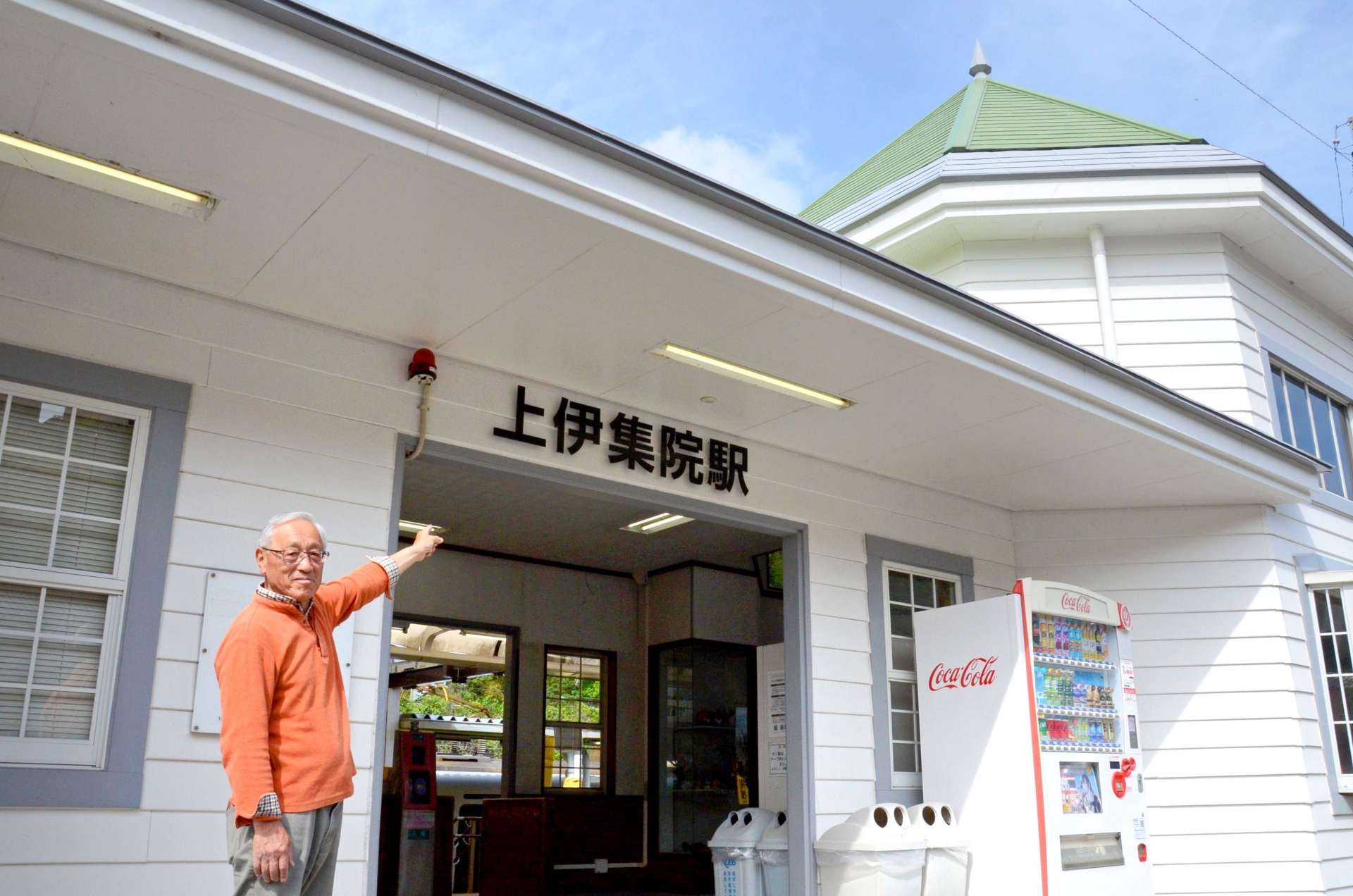 ＪＲ上伊集院駅前で昔に思いをはせる穂満和廣さん＝鹿児島市上谷口町