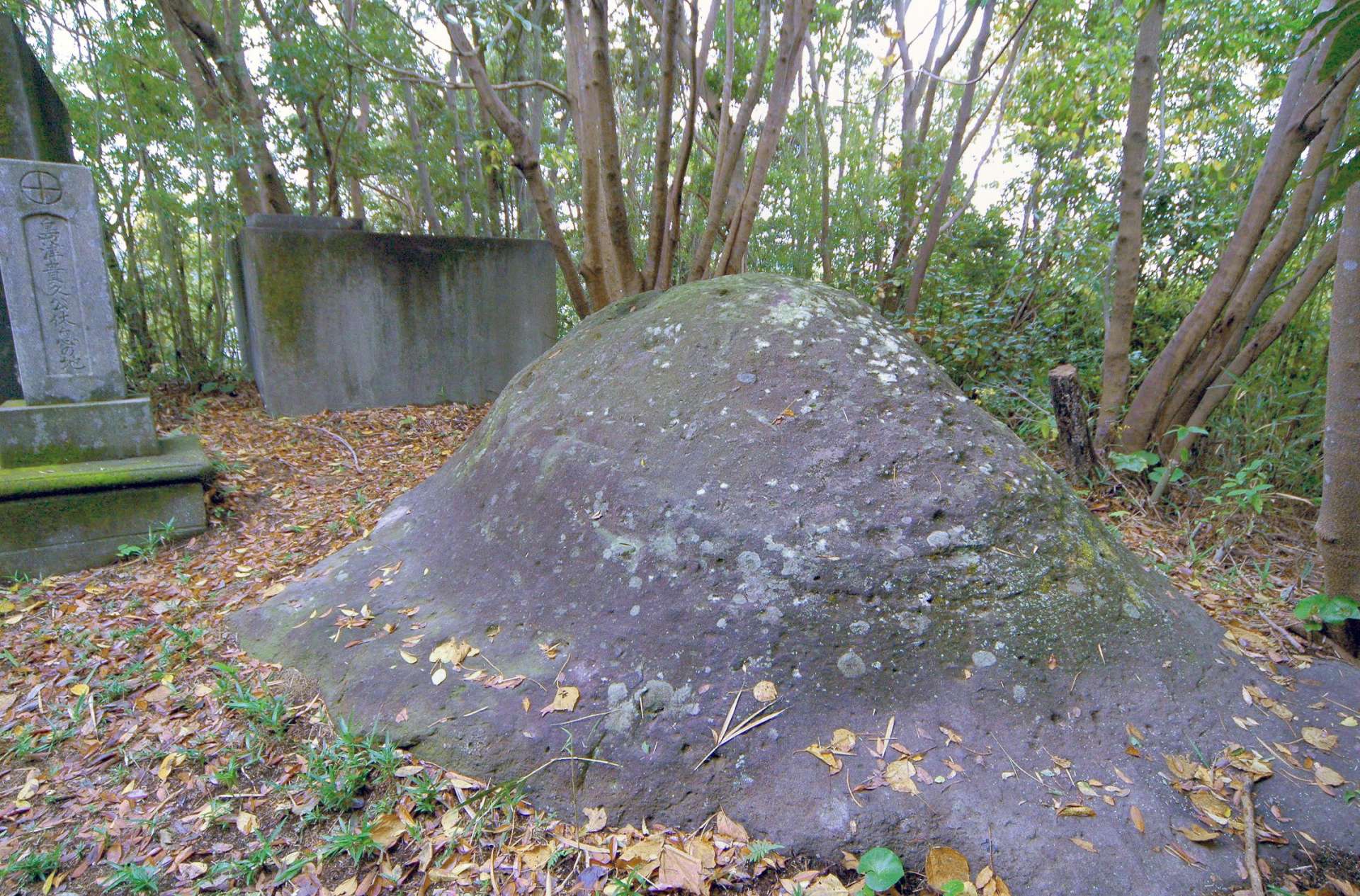 ＪＲ上伊集院駅の旧駅名の由来になった饅頭石＝鹿児島市五ケ別府町