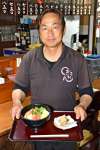 新たに考案した「サラダうどん」を手にする味処ぎおんの河原勇司さん＝いちき串木野市湊町１丁目