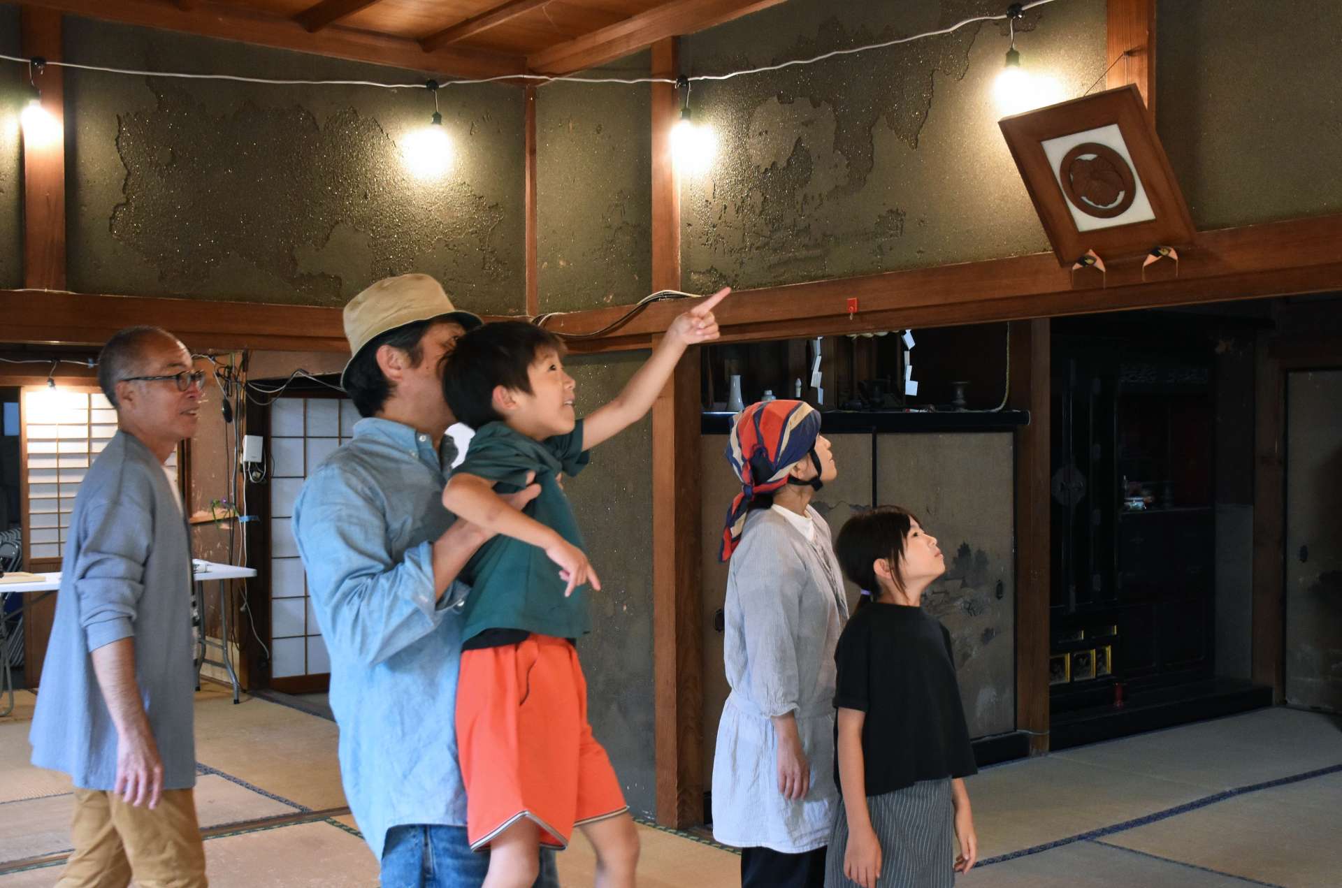 岩元邸を見学する人たち＝鹿屋市本町