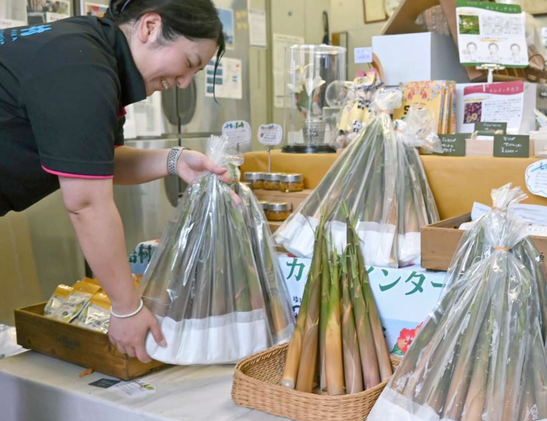 今季初入荷した「大名タケノコ」＝９日、鹿児島市泉町のトカラ結プラザ