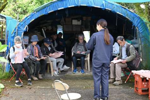 野菜作りについて市農林事務所職員のアドバイスを受ける利用者＝鹿児島市川上町