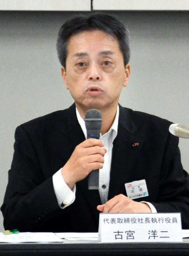 ２０２５年３月期連結決算を発表するＪＲ九州の古宮洋二社長＝９日、福岡市の同社
