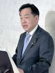 会見する浅尾慶一郎環境相＝９日