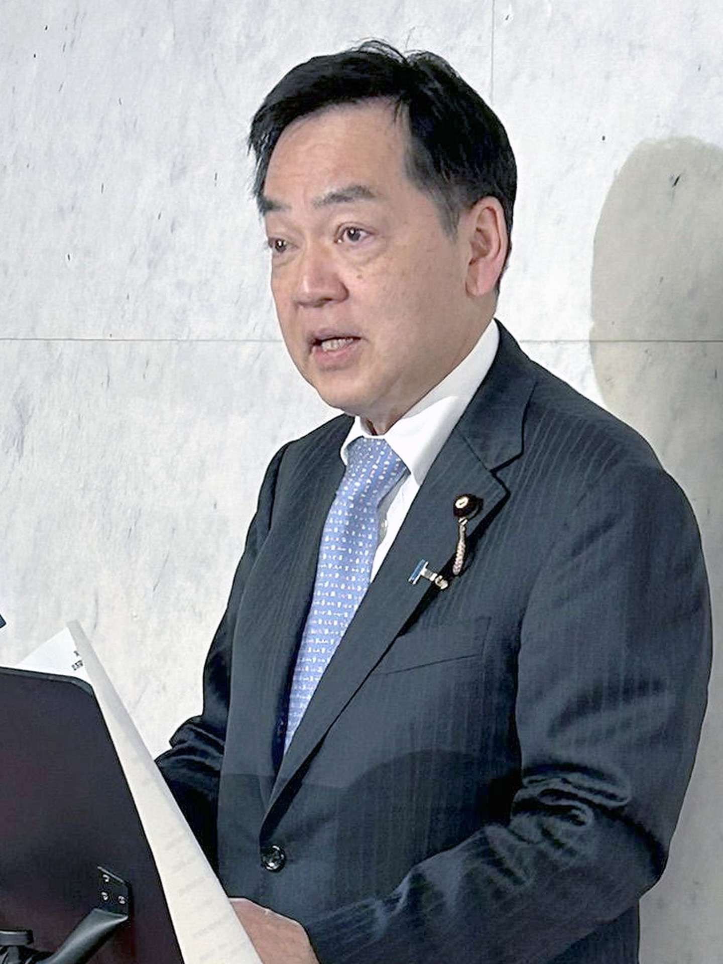 会見する浅尾慶一郎環境相＝９日