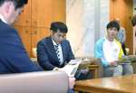 塩田康一知事に新シーズンの開幕を知らせるＥＸ鹿児島の入間川大樹主将（右）ら＝県庁