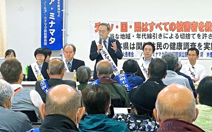 閉廷後、今後の訴訟方針について説明する寺内大介弁護団長（中央）＝９日、熊本市
