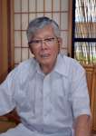 被爆体験を語る奥田静男さん。高齢化で３年前に解散した県原爆被爆者福祉協議会奄美支部長も務めた＝奄美市名瀬小浜町