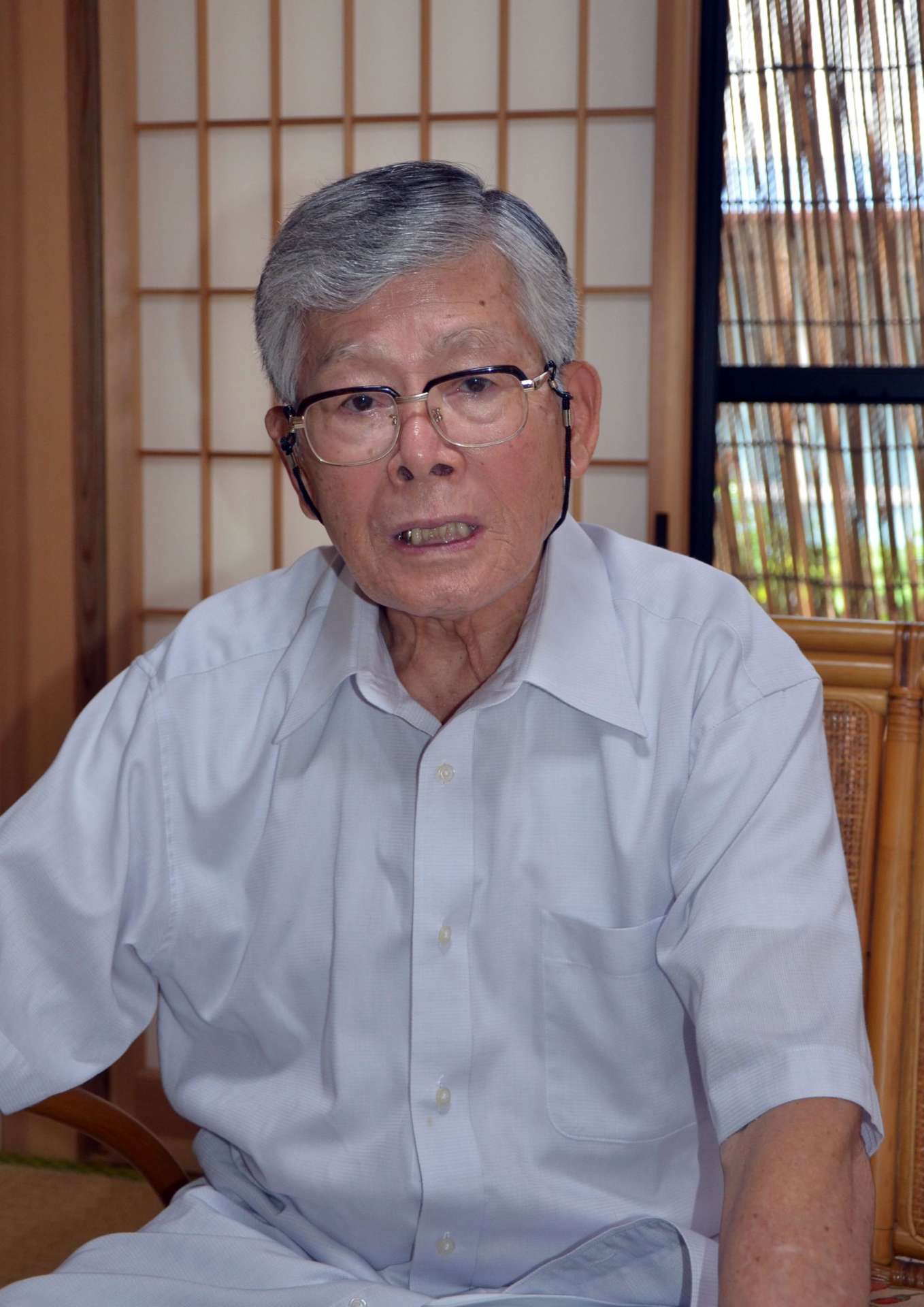 被爆体験を語る奥田静男さん。高齢化で３年前に解散した県原爆被爆者福祉協議会奄美支部長も務めた＝奄美市名瀬小浜町