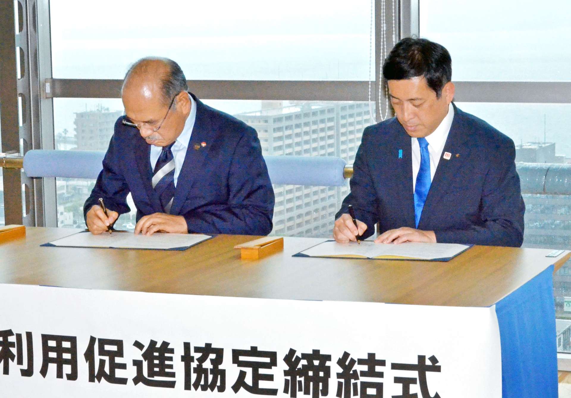 建築物木材利用促進協定を締結する県酒造組合の浜田雄一郎会長（左）と塩田康一知事＝９日、県庁
