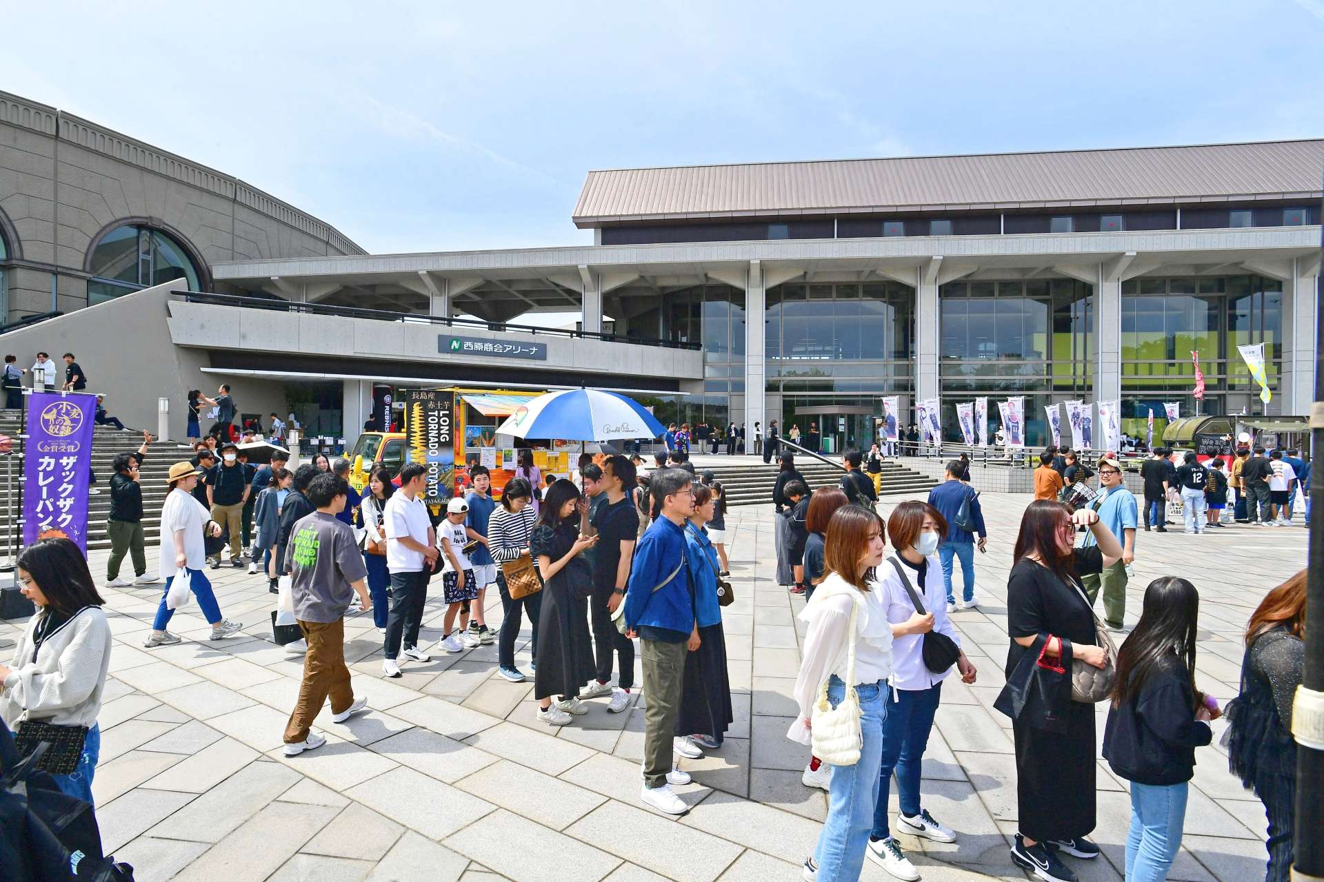 レブナイズのプレーオフ開催でにぎわう西原商会アリーナ。改修が予定されている＝３日、鹿児島市