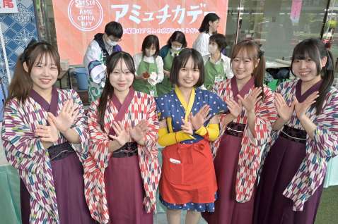 笑顔で来場者をもてなす「かごしまＣＨＡガール」＝鹿児島市のＪＲ鹿児島中央駅前アミュ広場