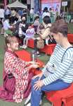 「百円茶屋」で、入れ立てのお茶を楽しむ来場者ら＝１０日、鹿児島市のアミュ広場