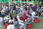 お茶を求める人でにぎわう新茶まつり会場＝１０日、鹿児島市のＪＲ鹿児島中央駅前アミュ広場