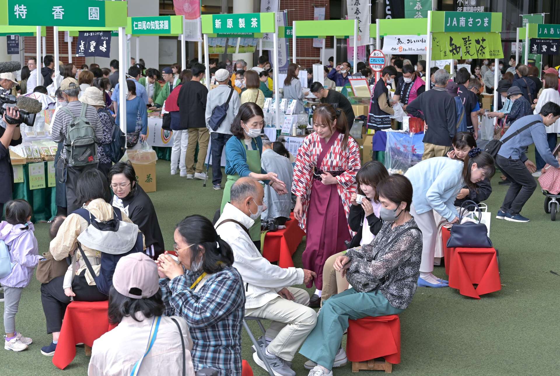 お茶を求める人でにぎわう新茶まつり会場＝１０日、鹿児島市のＪＲ鹿児島中央駅前アミュ広場
