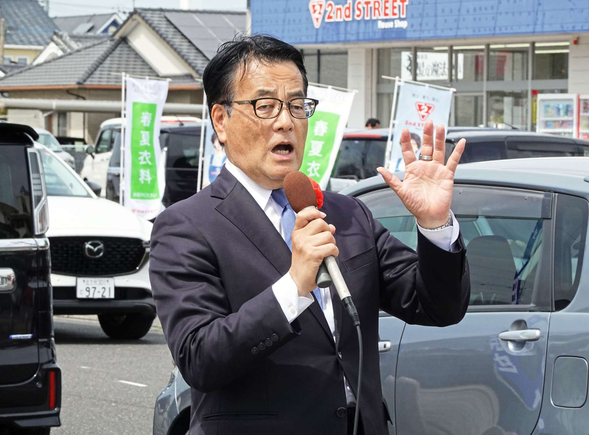 街頭演説した立憲民主党の岡田克也常任顧問＝１０日、鹿屋市
