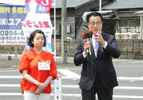 街頭演説した立憲民主党の岡田克也常任顧問＝１０日、鹿屋市