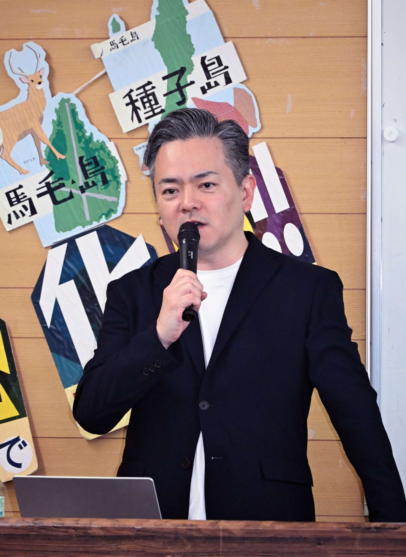 講演する布施祐仁さん＝１０日、西之表市民会館