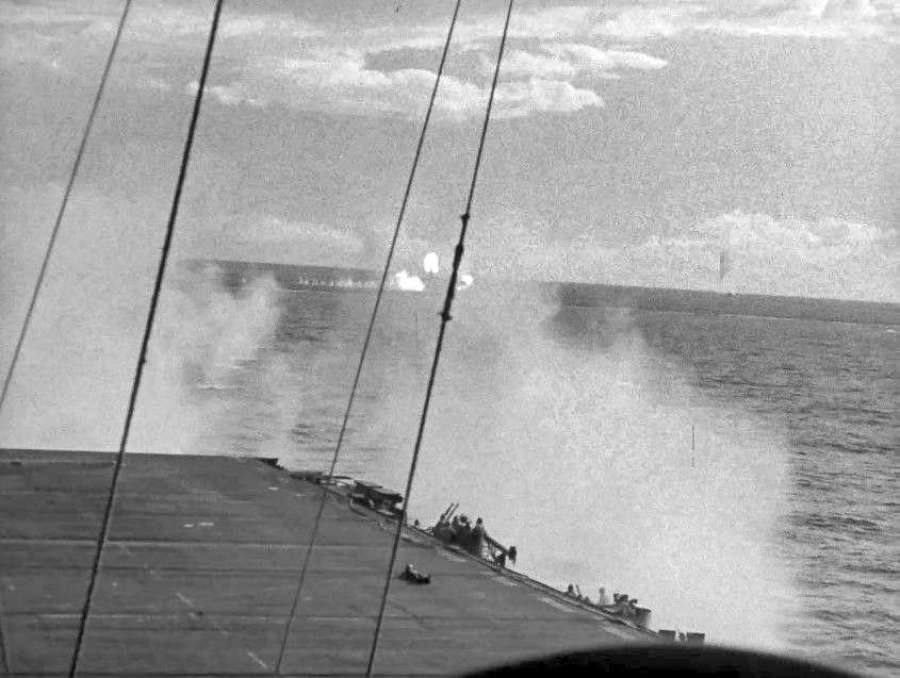 米軍が初めて映像で記録した、日本の特攻機が空母「スワニー」に突入し、爆弾が炸裂した瞬間＝１９４４年１０月２５日（豊の国宇佐市塾提供）