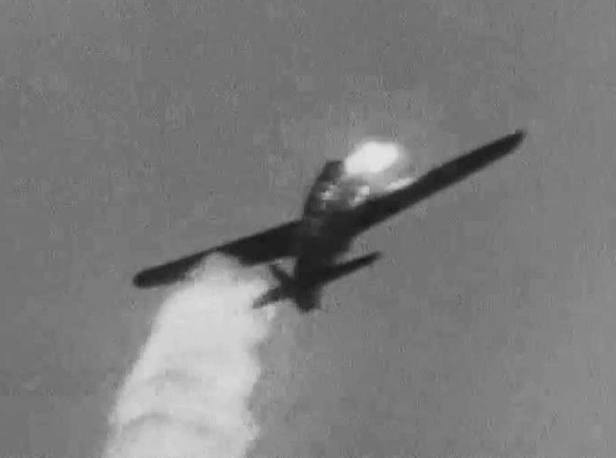 奄美大島南方海域で米軍戦闘機の迎撃に遭い撃墜される日本海軍偵察機「彩雲」＝１９４５年４月３０日（豊の国宇佐市塾提供）