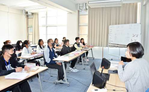 南瀬小跡の研修施設で日本語を学ぶ外国人技能実習生＝薩摩川内市東郷町南瀬