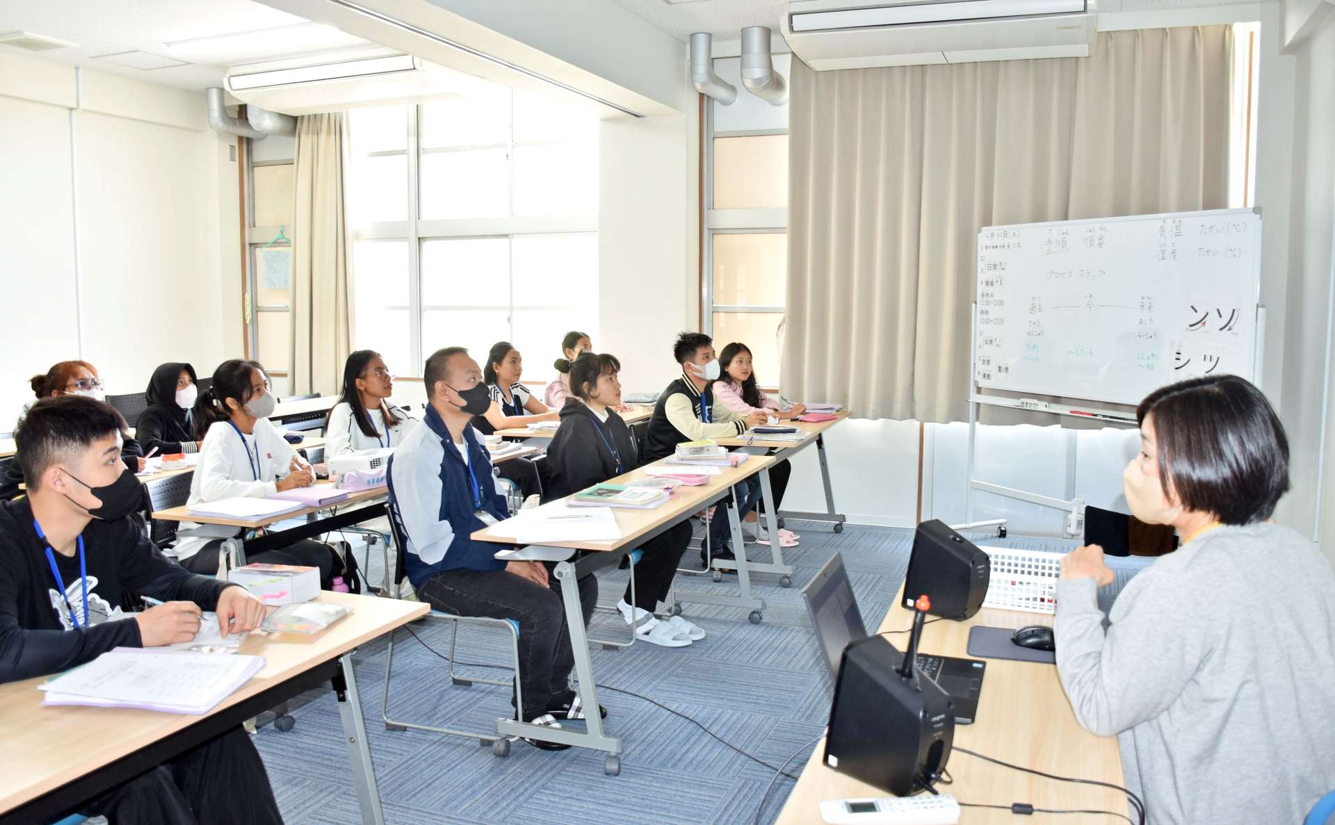 南瀬小跡の研修施設で日本語を学ぶ外国人技能実習生＝薩摩川内市東郷町南瀬