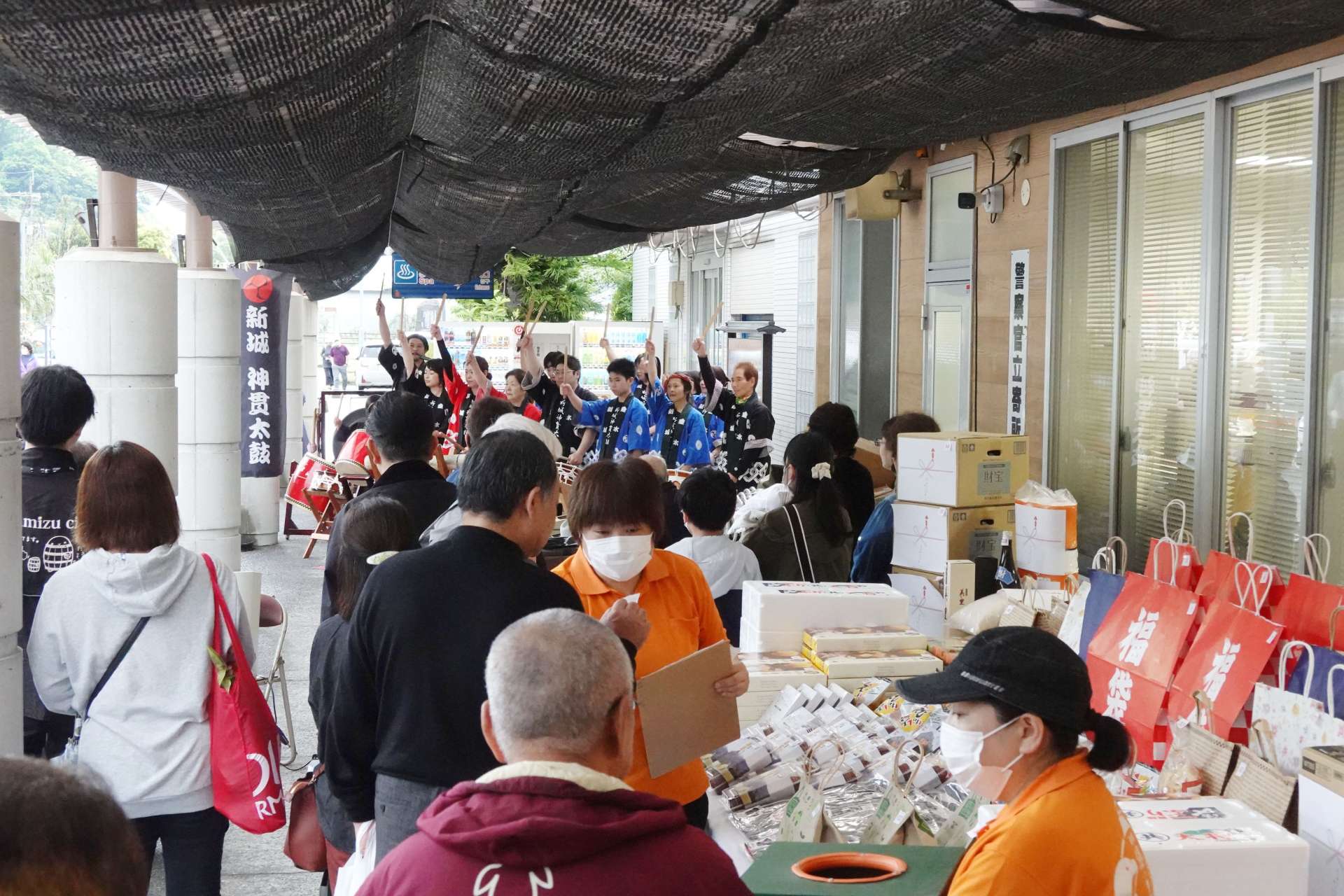 開館２０周年記念イベントでにぎわう「道の駅たるみず湯っ足り館」＝垂水市牛根麓