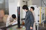 鹿児島ロケットの振動試験をする鹿児島大学生＝２０２４年１２月、霧島市