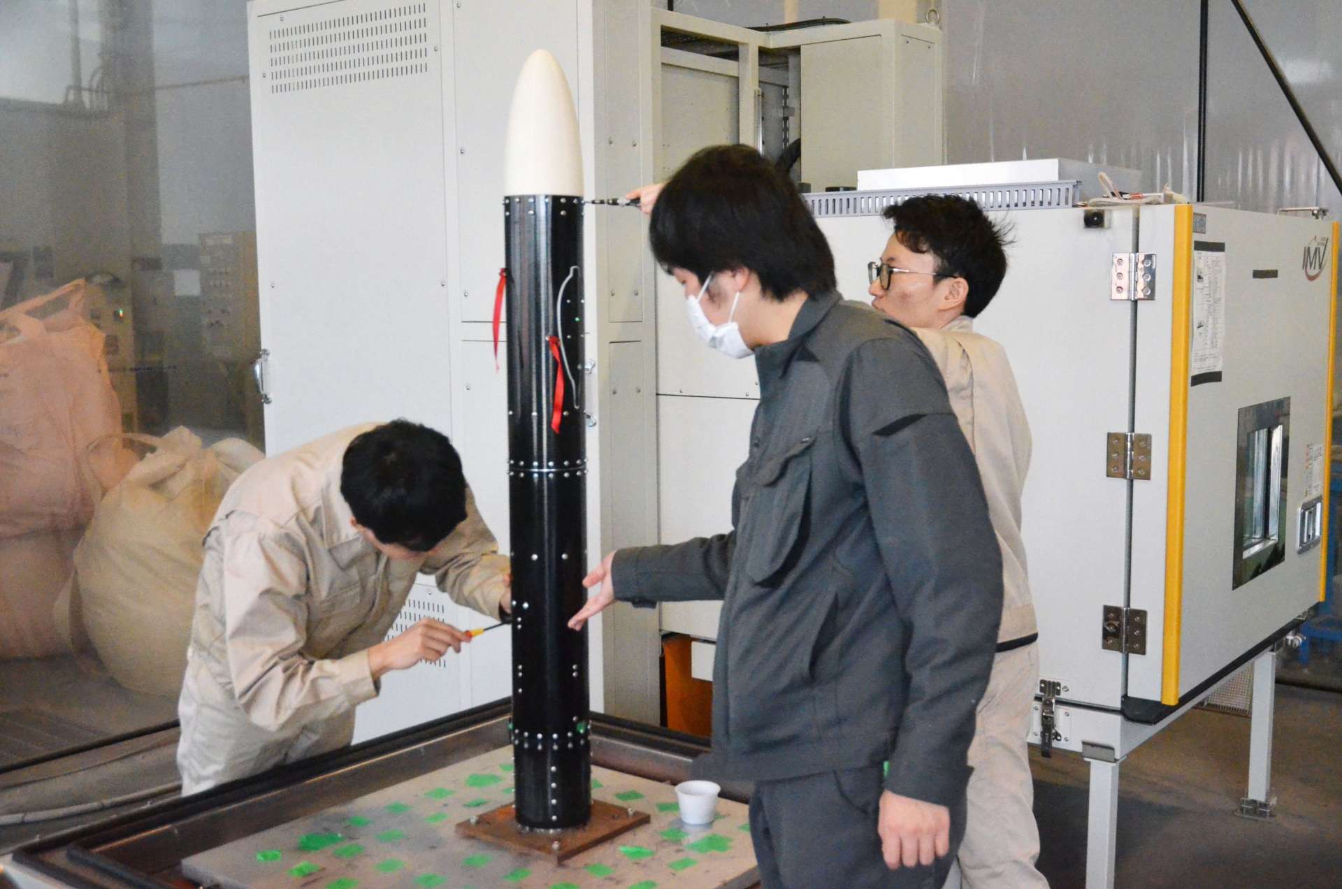 鹿児島ロケットの振動試験をする鹿児島大学生＝２０２４年１２月、霧島市