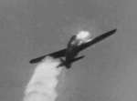 奄美大島南方海域で米軍戦闘機の迎撃に遭い撃墜される日本海軍偵察機「彩雲」＝１９４５年４月３０日（豊の国宇佐市塾提供）