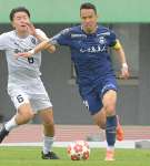後半、相手をかわしてゴールに向かう鹿児島Ｕの稲葉＝白波スタジアム