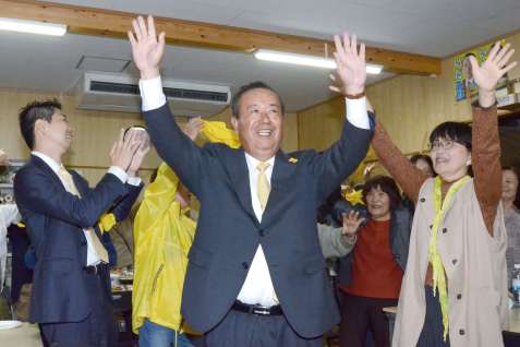 初当選を果たし、支持者と喜ぶ伊田正則さん（中央）＝１１日午後１０時すぎ、伊仙町伊仙