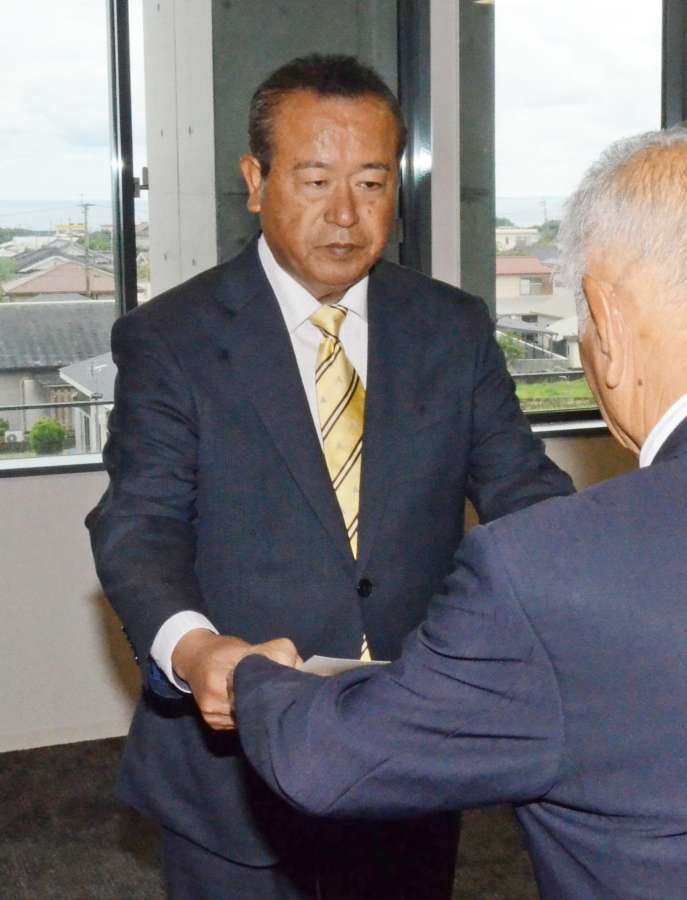 当選証書を受け取る伊田正則氏＝１２日、伊仙町役場
