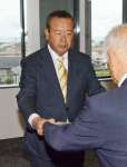 当選証書を受け取る伊田正則氏＝１２日、伊仙町役場