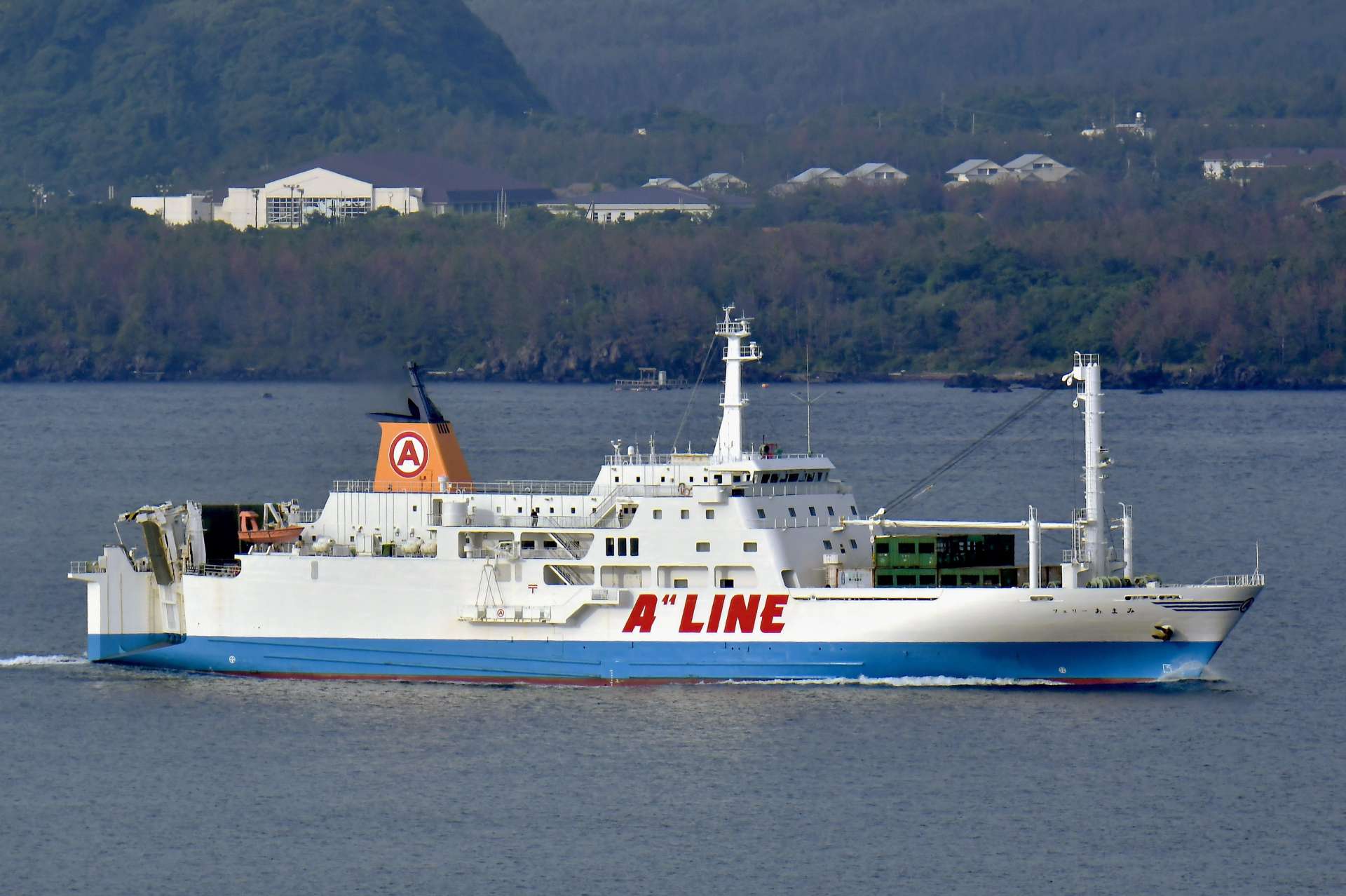 奄美海運が６月からの減便を検討する「フェリーあまみ」＝１２日、鹿児島市与次郎１丁目
