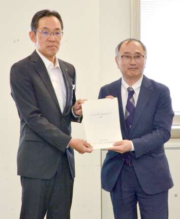 地頭所恵教育長（左）に提言書を手渡す溝口和宏委員長＝１２日、鹿児島県庁